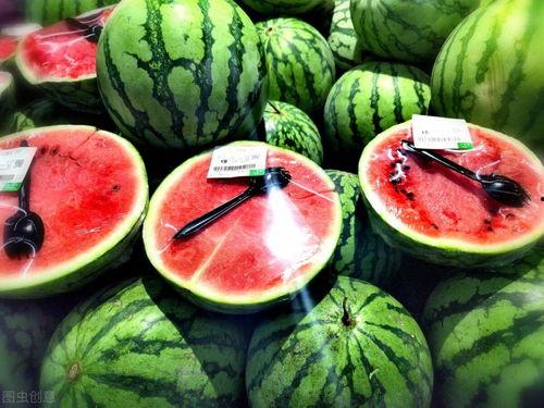 夏天吃瓜技术,瓜果飘香，解锁吃瓜新技巧
